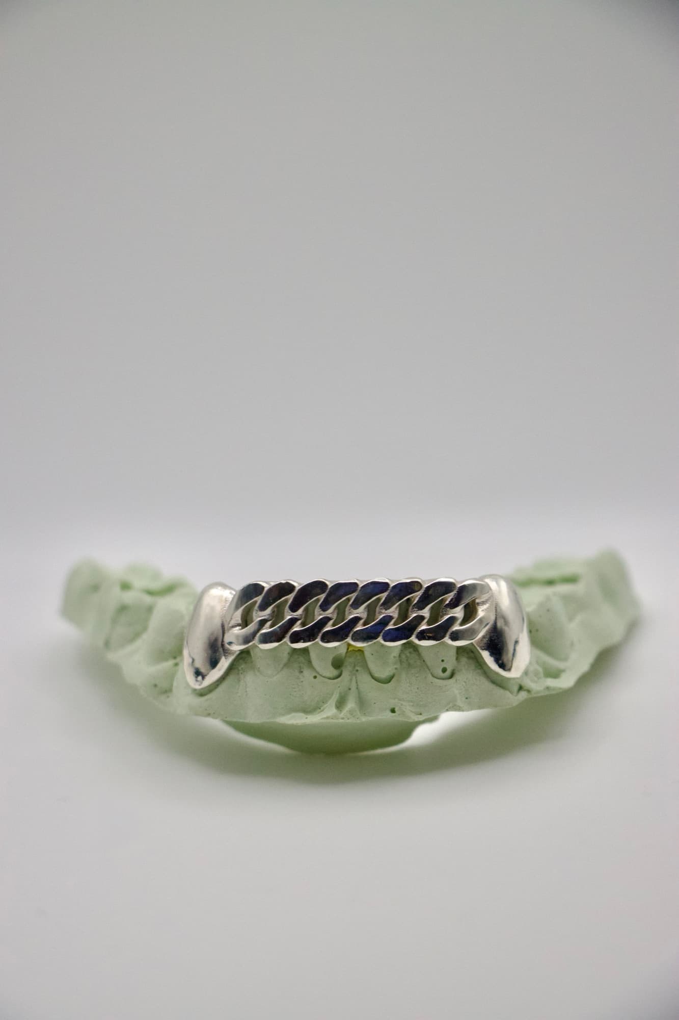Cuban-link bar with fangs, front view